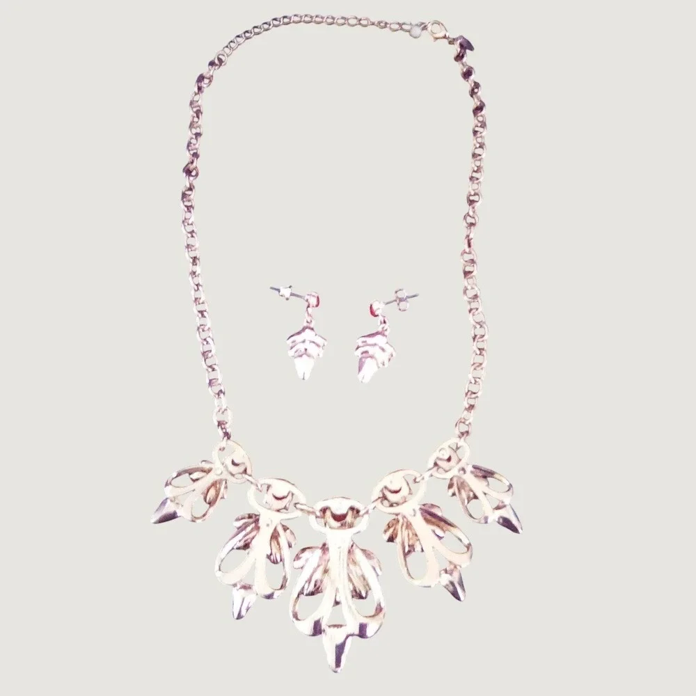Red White Blue Statement Bib Necklace‎ and Earrings Set Gold Tone Floral Design